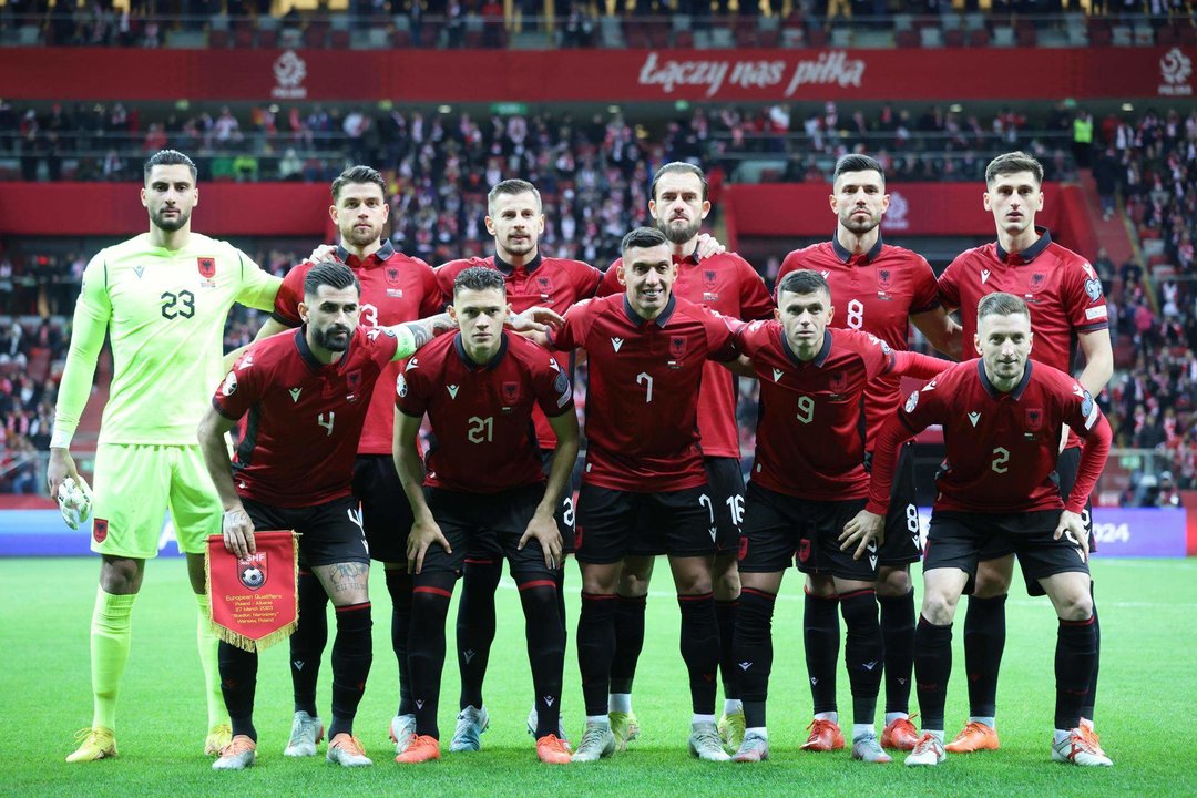 El equipo nacional de Albania, en una foto de archivo. Fila superior desde la izquierda: Thomas Strakosha, Enea Mihaj, Ylber Ramadani, Sokol Cikalleshi, Klaus Gjasula and Marash Kumbulla. Fila inferior desde la izquierda: Elseid Hysaj, Kristjan Asllani, Myrto Uzuni, Jasir Asani and Ivan Balliu. EFE/EPA/PIOTR NOWAK