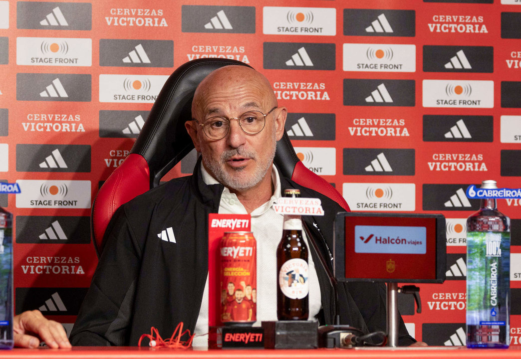 El seleccionador español, Luis de la Fuente, ofrece este viernes una rueda de prensa previa al partido amistoso de este sábado ante Irlanda del Norte en Palma. EFE/ Cati Cladera