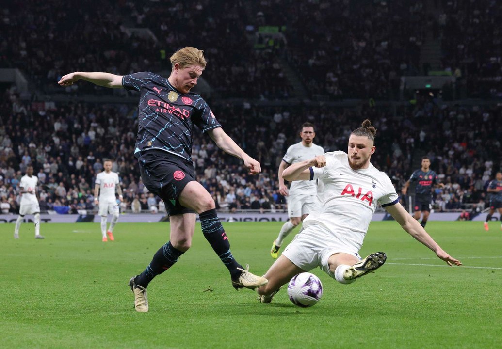 Dragusin, ante De Bruyne, en una imagen de archivo con el Tottenham. EFE/EPA/NEIL HALL.