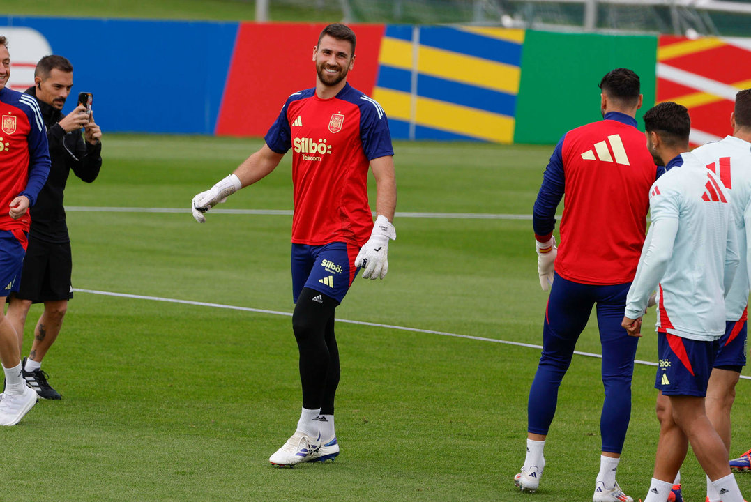 El guardameta de la selección masculina de fútbol Unai Simón (C) durante el entrenamiento del equipo en Donaueschingen, Alemania, este martes. La selección española sigue concentrada en la localidad de Donaueschingen con vistas a su participación en la Eurocopa de Alemania, en la que debuta el sábado contra la de Croacia en Berlín. EFE/ J.J. Guillén