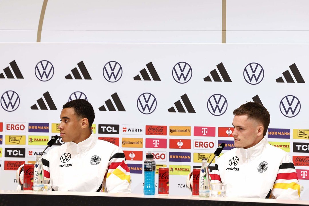 Rueda de prensa de los jugadores alemanes Jamal Musiala (iz) y Florian Wirtz en Herzogenaurach, campamento base de la selección para la Eurocopa 2024. EFE/EPA/ANNA SZILAGYI