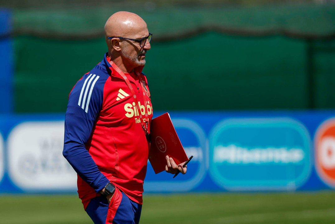 El seleccionador Luis De la Fuente, durante el entrenamiento de la selección española, este miércoles en la localidad alemana de Donaueschingen.- EFE/ JJ Guillén