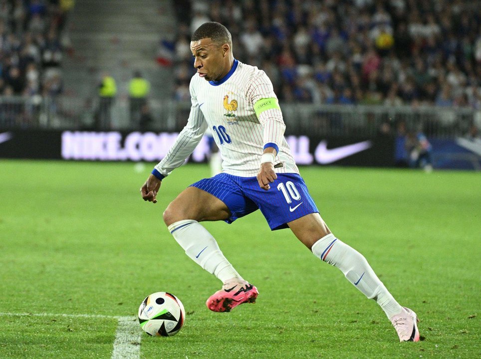 Kylian Mbappé de Francia en acción durante el partido amistoso ante Canadá en Burdeos, previo al comienzo de la Eurocopa. EFE/EPA/Caroline Blumberg