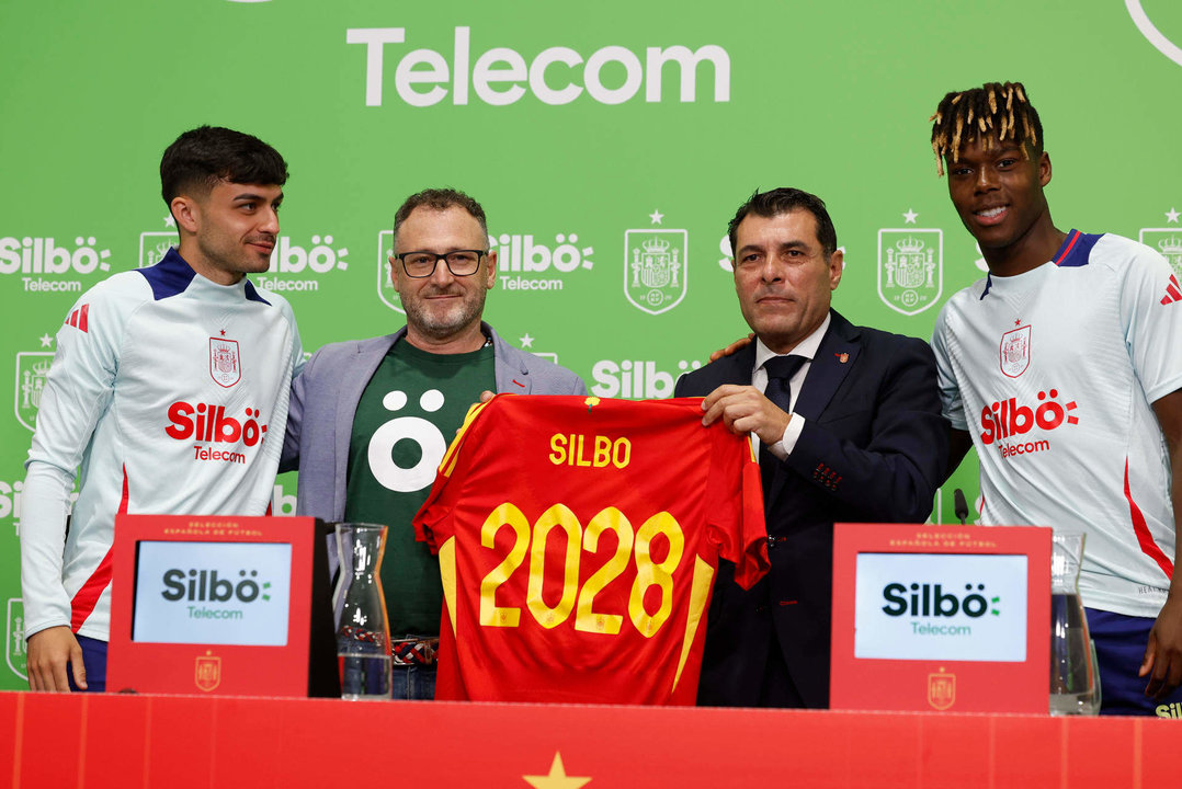 Pedri (i) y Nico Williams (d), junto al vicepresidente de le RFEF, Alejandro Morales Mansito, y el CEO de Silbo Telecom, Jorge Morán, en un acto d patrocinio en la localidad alemana de Donaueschingen, donde está concentrada la selección española que disputará la Eurocopa. EFE/ JJ Guillén