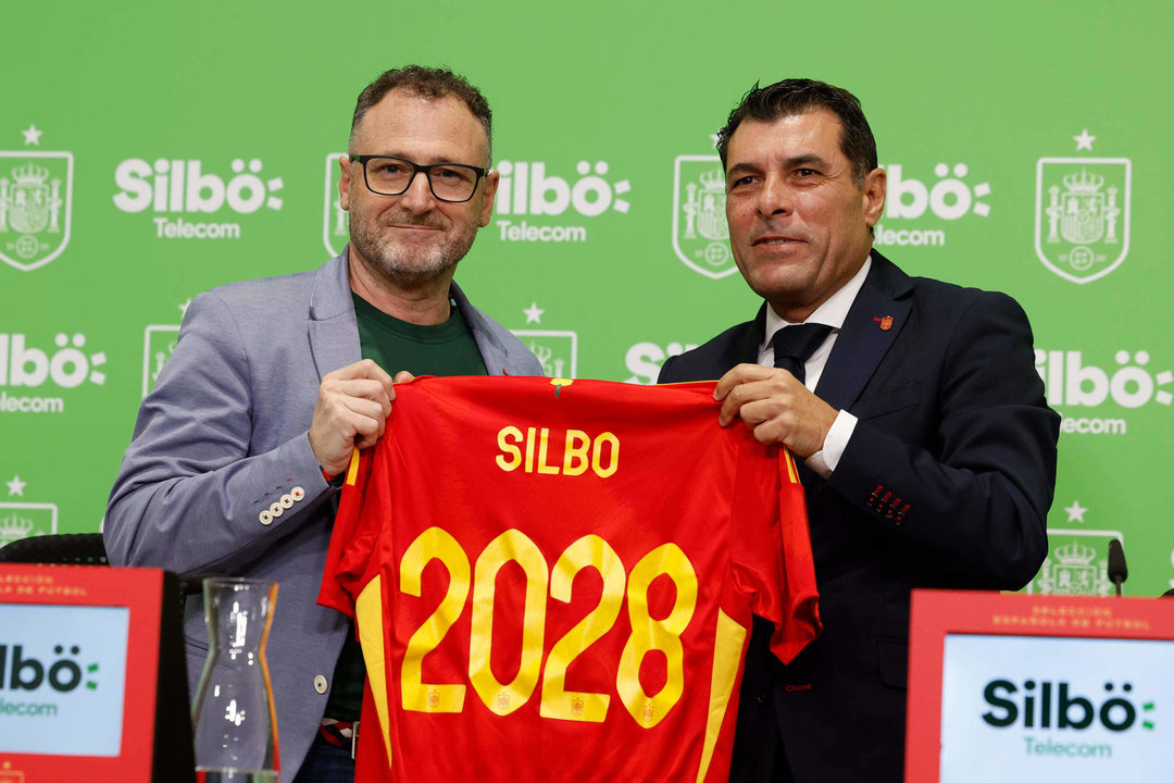 El vicepresidente de le RFEF, Alejandro Morales Mansito, y el CEO de Silbo Telecom, Jorge Morán tras un acto de patrocinio, este jueves en la localidad alemana de Donaueschingen. EFE/ JJ Guillén