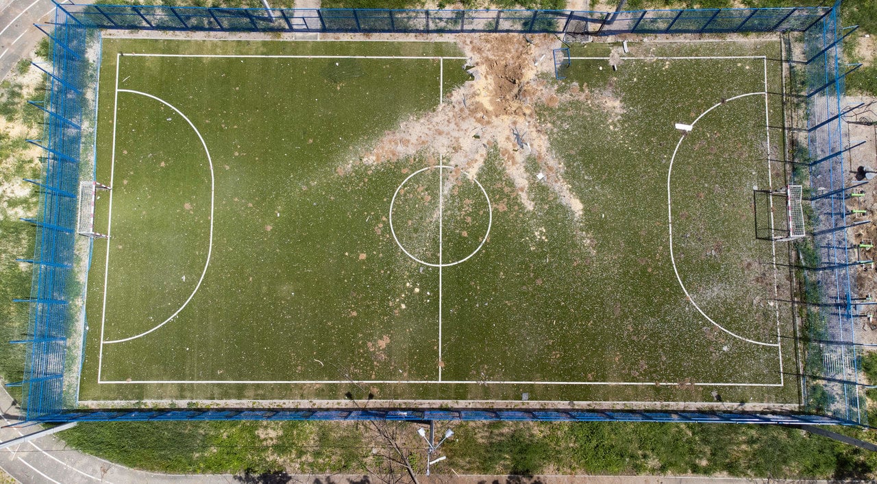 Vista de un campo de fútbol destruido por un misil de los ataques rusos en el barrio Saltivka, en Járkov (Ucrania) en foto de archivo de Orlando Barría EFE