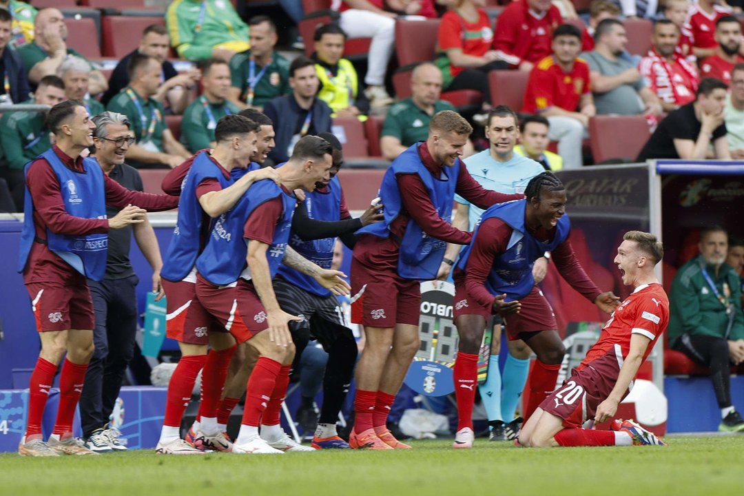 El suizo Michel Aebischer (d) celebra con sus compañeros el 2-0 durante el partido del grupo A entre Hungría y Suiza en Colonia, Alemania. EFE/EPA/PETER KLAUNZER