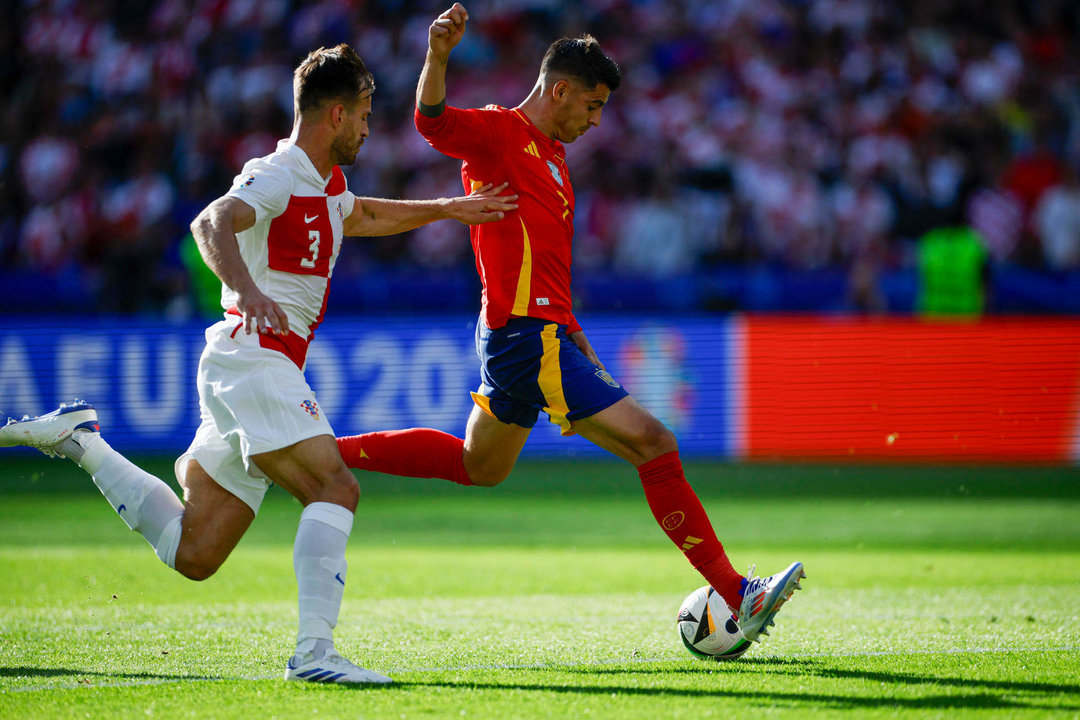 El delantero de la selección española Álvaro Morata celebra tras marcar el 1-0 durante el partido del grupo B de la Eurocopa 2024 entre España y Croacia, este sábado en el Estadio Olímpico de Berlín, Alemania. EFE/Alberto Estévez