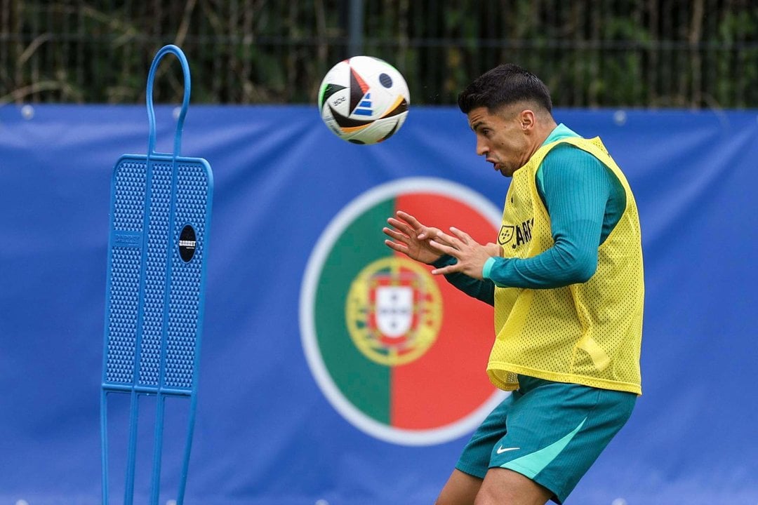 El jugador de Portugal Joao Cancelo durante un entrenamiento en Harsewinkel, Alemania. EFE/EPA/MIGUEL A. LOPES