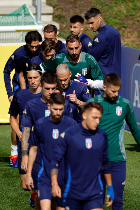 El portero Gianluigi Donnarumma junto a sus compañeros durante el entrenamiento de la selección de Italia este miércoles, en Iserlohn (Alemania). Italia jugará mañana contra España en la segunda jornada del grupo B de la Eurocopa 2024. EFE/ Alberto Estévez
