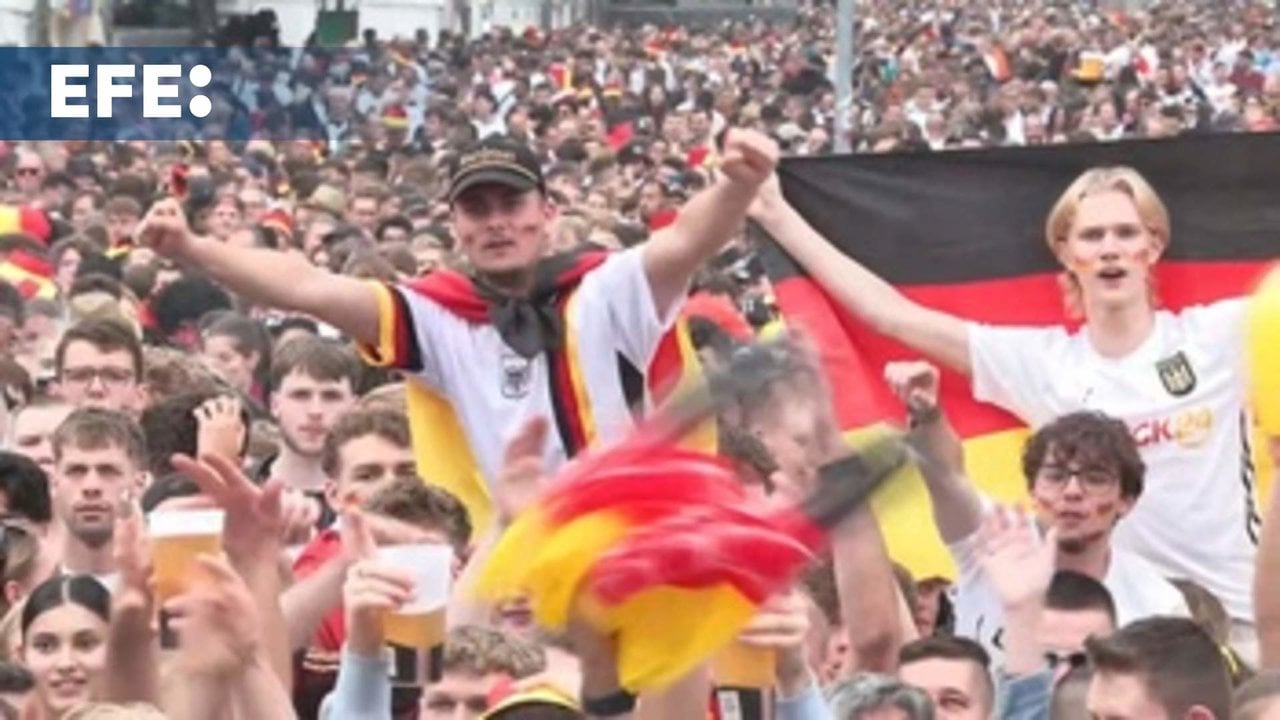 La afición alemana abarrotó hoy la Zona Aficionados de Berlín para disfrutar del partido de su selección contra Hungría. El recinto había estado clausurado el martes debido a las intensas lluvias que azotaron la capital del país centroeuropeo. 34''