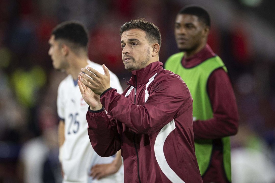 El suizo Xherdan Shaqiri saluda a los seguidores durante el partido de este miércoles ante Escocia. EFE/EPA/PETER KLAUNZER