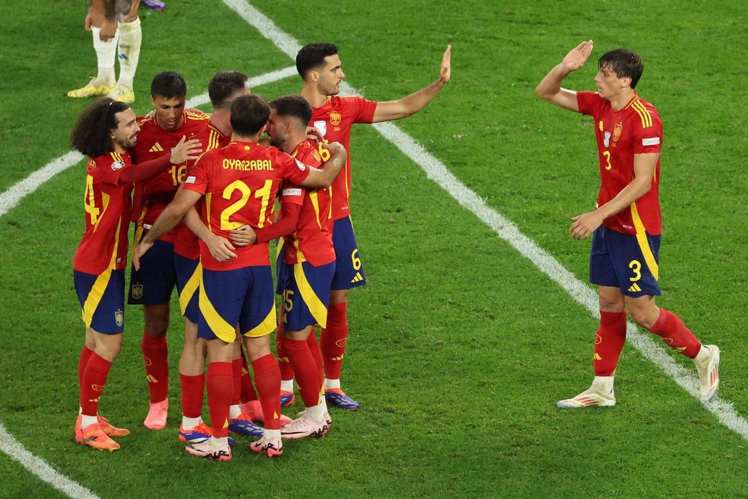 Los jugadores de España durante el encuentro de la fase de grupos de la Eurocopa 2024 que España e Italia disputan hoy jueves en el Arena AufSchalke, Gelsenkirchen (Alemania). EFE/EPA/GEORGI LICOVSKI