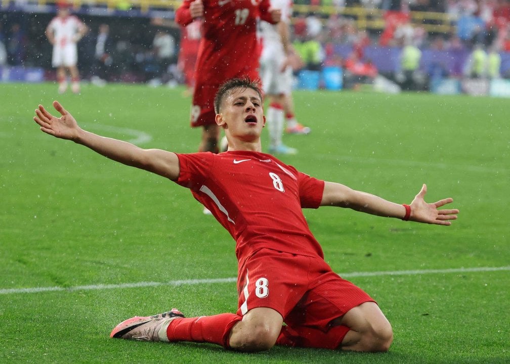 El jugador de Turquía Arda Güler celebra tras marcar el 2-1 durante el partido de la Eurocopa 2024 que disputaron Turquía y Georgia en Dortmund, Alemania. EFE/CHRISTOPHER NEUNDORF