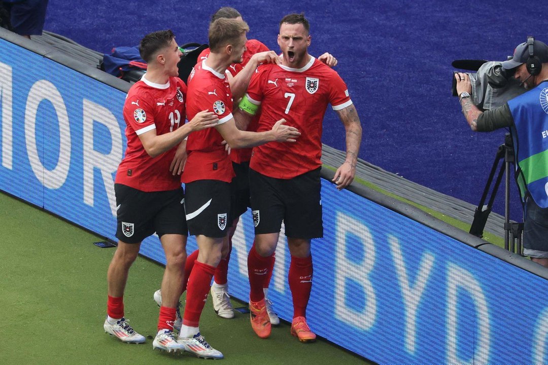 El delantero austriaco Marko Arnautovic (d) celebra su gol de penalti durante el partido del grupo D que han jugado Polonia y Austriaen el Olimpico de Berlín, Alemania. EFE/EPA/ABEDIN TAHERKENAREH