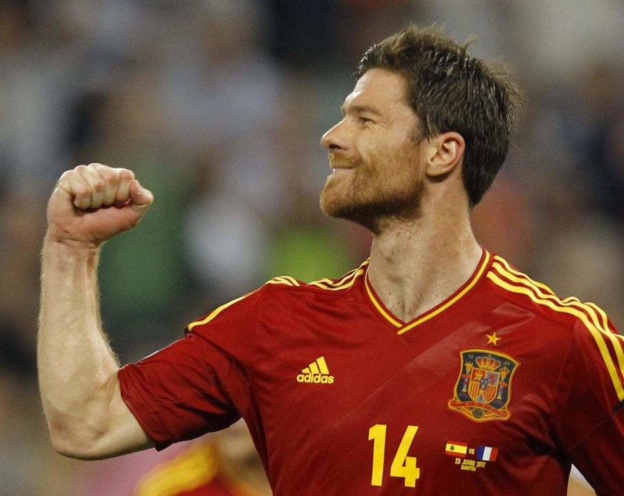 Xabi Alonso celebra un gol de penati ante Francia en la Eurocopa de 2012 en Donetsk (Ucrania). EFE/ROBERT GHEMENT/Archivo