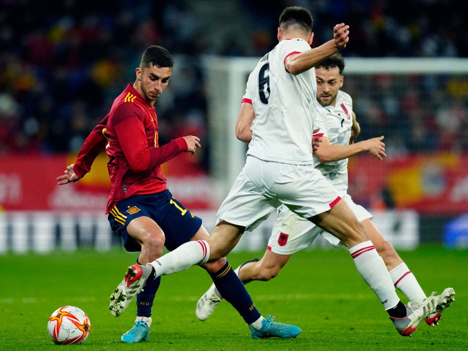 El centrocampista de la selección española Ferrán Torres (i), durante el partido amistoso que España y Albania disputaron en el RCDE Stadium en Barcelona.- EFE / Enric Fontcuberta