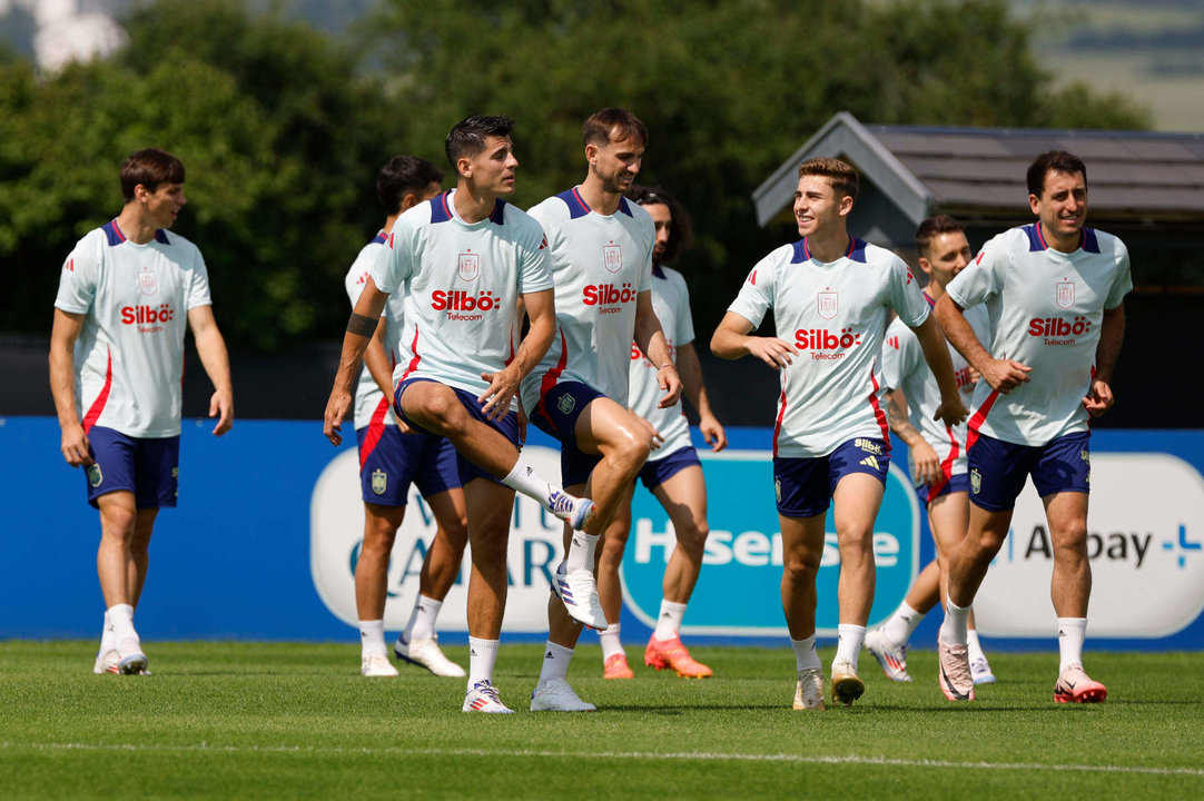 La selección española, una de las que mejores sensaciones ha causado en la fase de grupos de la Eurocopa, entrena este jueves en la localidad alemana de Donaueschingen preparándose para el choque de octavos de final del domingo en Colonia. EFE/ J.J. Guillén