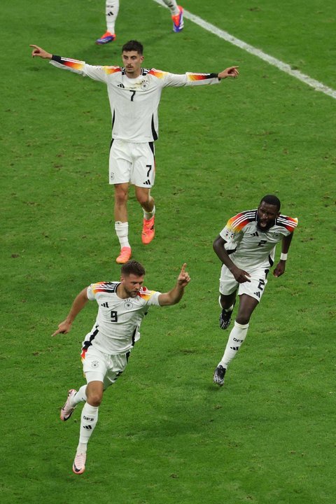 Niclas Fullkrug y Antonio Ruediger celebran el tanto del empate de Alemania en el partido ante Suiza. EFE/EPA/GEORGI LICOVSKI