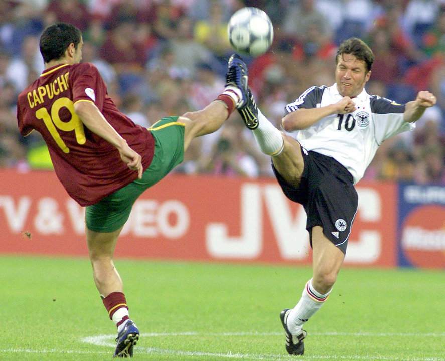 Lothar Matthaeus (d) disputa un balón al portugués Capucho (i) durante la Eurocopa del año 2000, en Rotterdam. EPA/ED OUDENAARDEN/Archivo