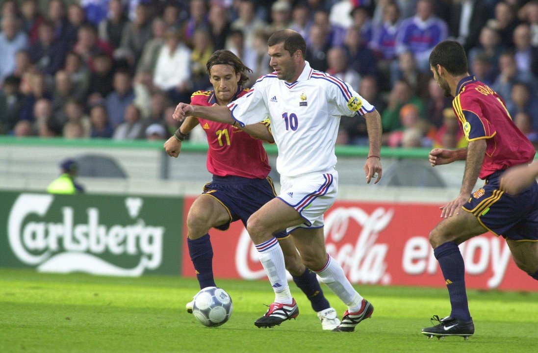 El francés Zinedine Zidane avanza entre los españoles Alfonso Pérez y Pep Guardiola en los cuartos de final de la Eurocopa de 2000, en el estadio de Brujas. EFE