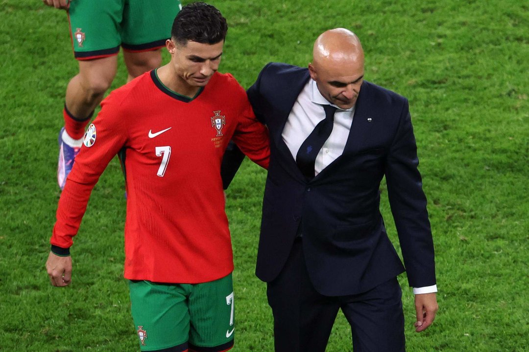 El español Roberto Martinez habla con Cristiano Ronaldo tras la eliminación ante Francia en cuartos de final de la Eurocopa. EFE/EPA/ABEDIN TAHERKENAREH