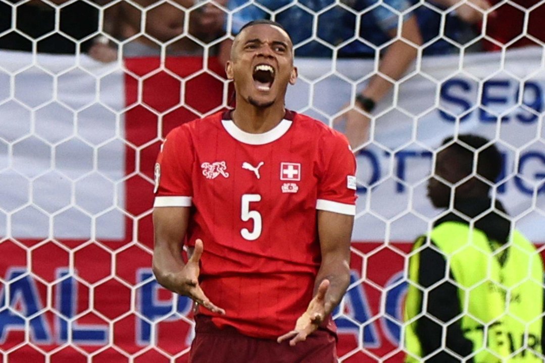 El cnetral Manuel Akanji lamenta su fallo del penalti durante el partido de cuartos que han jugado Inglaterra y Suiza en Düsseldorf, Alemania. EFE/EPA/ANNA SZILAGYI