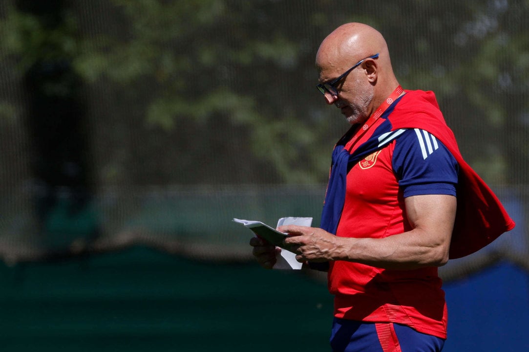 El seleccionador nacional Luis de la Fuente durante el entrenamiento del combinado en Donaueschingen (Alemania), en la víspera de su partido de semifinales de UEFA Eurocopa 2024 contra Francia. EFE/ J.J. Guillen