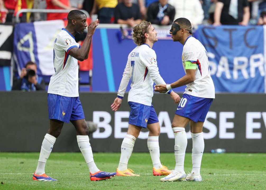 Randal Kolo Muani, internacional francés, festeja un gol junto a sus compatriotas Antoine Griezmann y Kylian Mbappe durante la Eurocopa de fútbol de Alemania 2024. EFE/EPA/FRIEDEMANN VOGEL