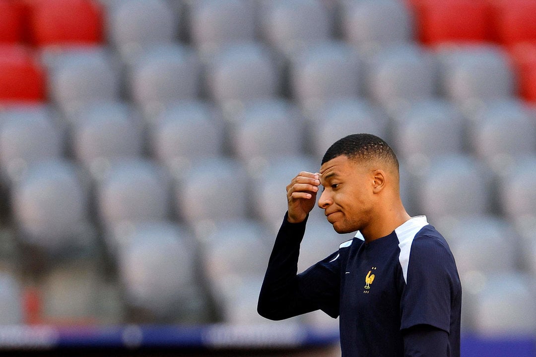 MÚNICH (ALEMANIA), 08/07/2024.- El delantero de la selección de Francia Kylian Mbappé durante el entrenamiento que el equipo francés ha realizado este lunes en el Allianz Arena de Munich, donde mañana se enfrentarán a España en la primera semifinal de la Eurocopa 2024. EFE/Alberto Estévez