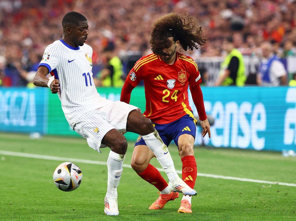 El jugador francés Ousmane Dembele (I) y Marc Cucurella durante la semifinal en Múnich, Alemania. EFE/EPA/FILIP SINGER