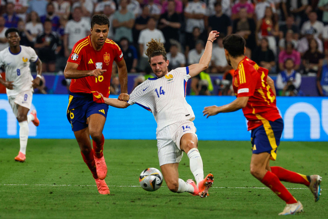 Rodrigo disputa un balón con Rabiot. EFE/JJ Guillén