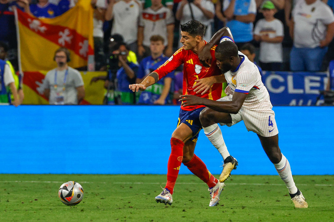 Morata, junto a Upamecano, en un momento del partido. EFE/J.J. Guillén