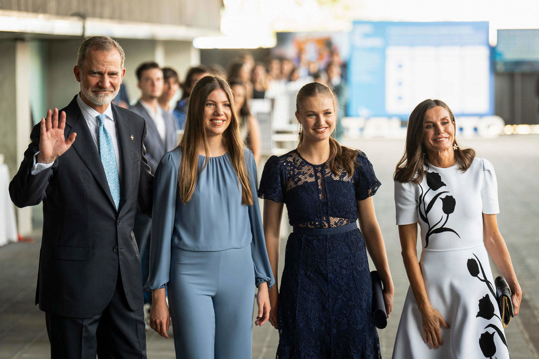 - Los reyes, Felipe VI (i) y Letizia (d), la princesa Leonor (2d) y la infanta Sofía visitan el Foro de Talento este miércoles, en Lloret (Girona), previo a la entrega de los premios de la Fundación Princesa de Girona (FPdGi) en su 15 edición. EFE/ David Borrat