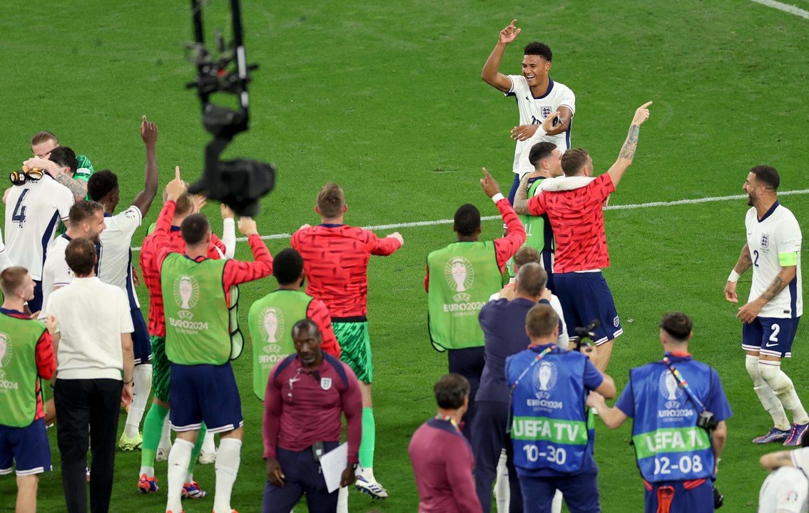 Oliver Watkins (arriba) celebra con sus compañeros tras la segunda semiifnal de la Eurocopa entre Países Bajos e Inglaterra en Dortmund, Alemania EFE/EPA/GEORGI LICOVSKI