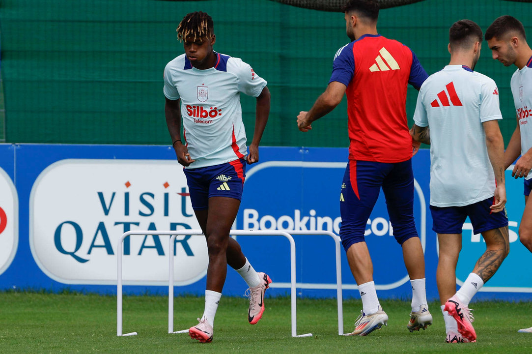 El delantero de la selección española Nico Williams (i) durante el entrenamiento realizado en su cuartel general de Donaueschingen, donde el combinado prepara el partido de la final de la Eurocopa 2024 que disputarán ante la selección de Inglaterra el próximo domingo en el Olympiastadion de Berlín. EFE/J.J. Guillén