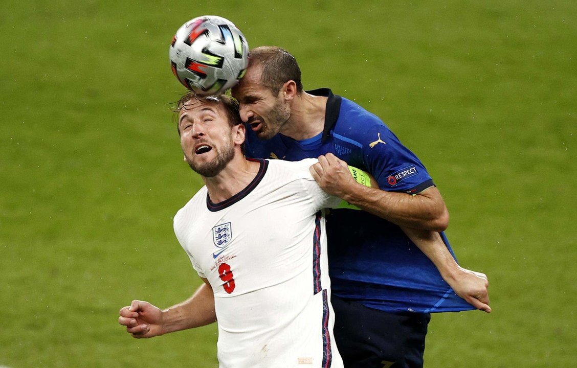 El jugador de la selección italiana de fútbol Giorgio Chiellini (d) pelea un balón con Harry Kane, de Inglaterra, durante la final de la Eurocopa 2020 disputada entre Italia e Inglaterra en el estadio de Wembley, en Londres, EFE/EPA/John Sibley/ POOL