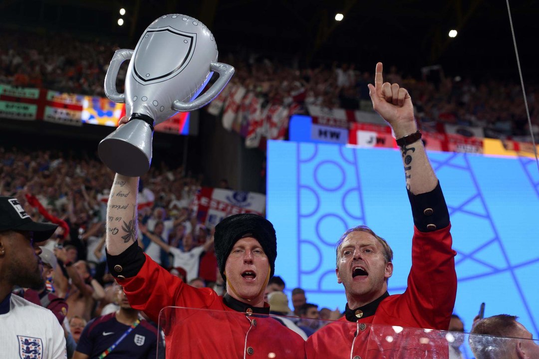 Aficionados ingleses celebran la clasificación de su selección a la final de la Eurocopa, en una foto de archivo. EFE/EPA/CHRISTOPHER NEUNDORF