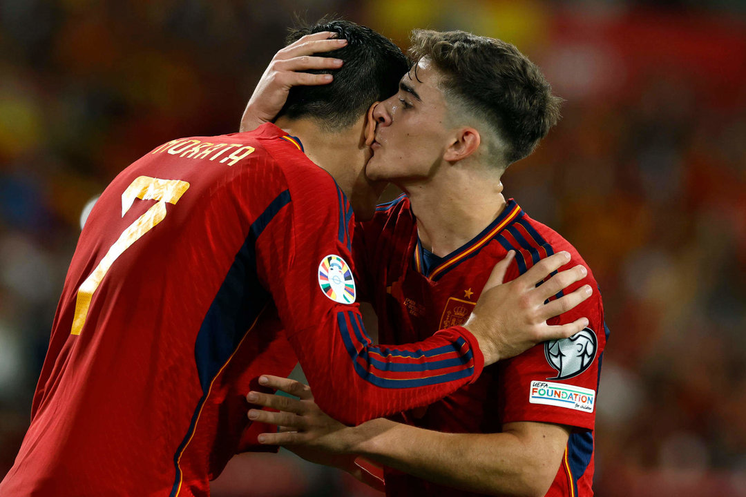 El delantero de la selección española Álvaro Morata (i) celebra con Gavi un gol, en foto de archivo de Julio Muñoz. EFE