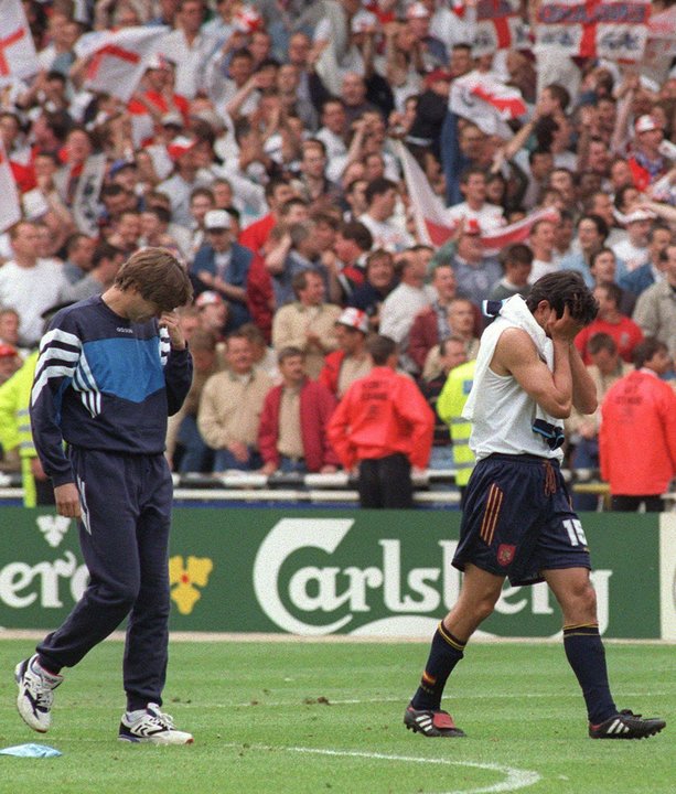 Salinas y Caminero, tristes y abatidos, abandonan el estadio de Wembley tras perder España contra Inglaterra en la tanda de penaltis y ser eliminada de la Eurocopa en foto de archivo de Lavandeira. EFE