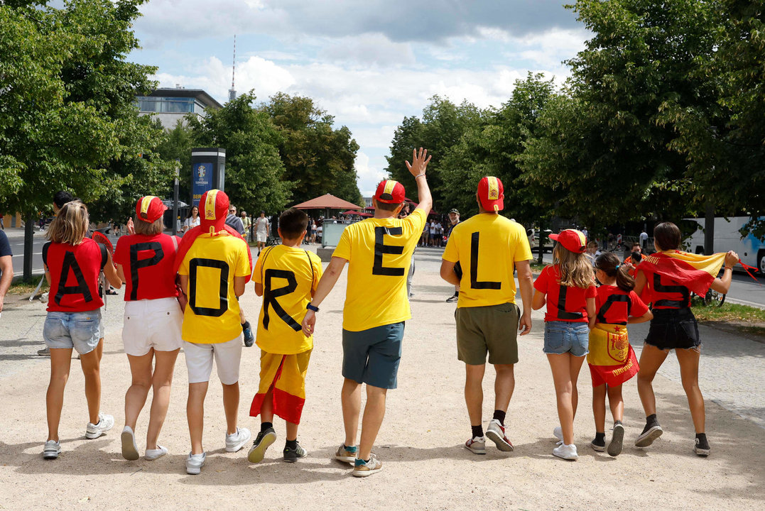 Aficionados españoles pasean este domingo, por Berlín (Alemania), previo a la final de la Eurocopa 2024 que se celebra esta noche entre las selecciones de España e Inglaterra. EFE/ J.J.Guillen