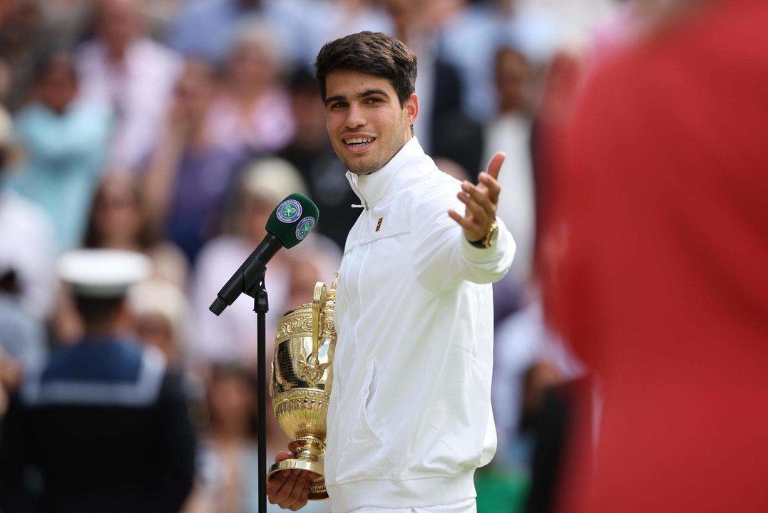 El español Carlos Alcaraz tras ganar Wimbledon, Reino Unido. EFE/EPA/ADAM VAUGHAN