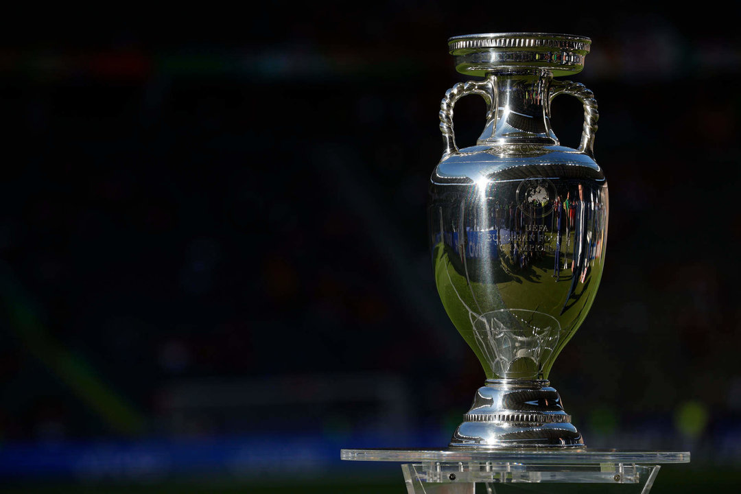 El trofeo es presentado en el estadio antes de la final de la Eurocopa 2024 que se celebra esta noche entre las selecciones de España e Inglaterra. EFE/Alberto Estévez