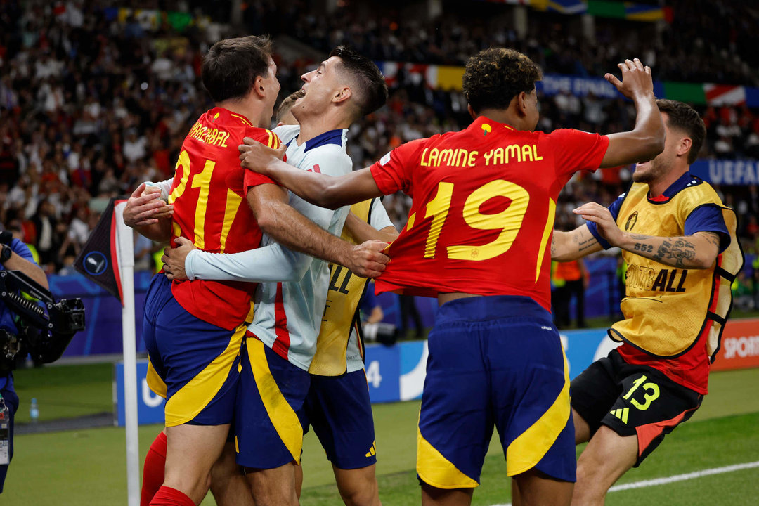 Los jugadores de la selección española celebran el segundo gol del equipo español durante el encuentro correspondiente a la final de la Eurocopa que disputaron Inglaterra en el Estadio Olímpico de Berlín. EFE /Alberto Estevez