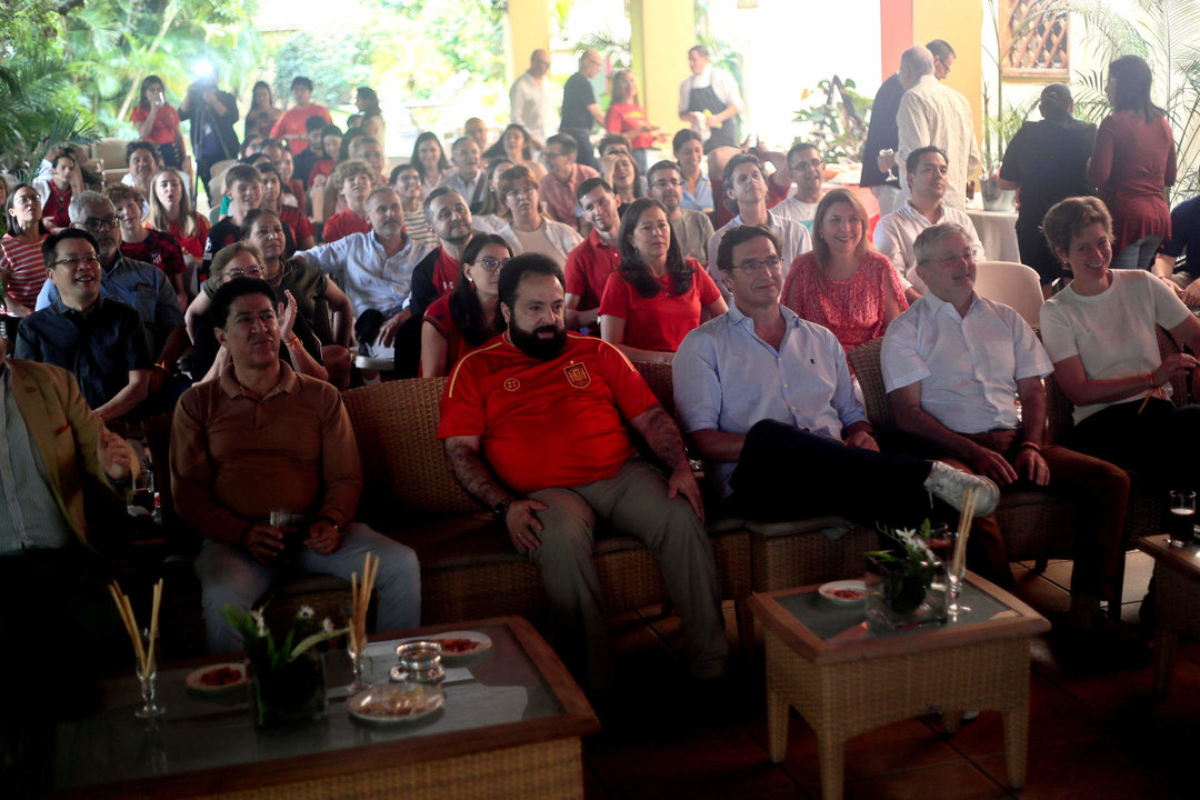 Funcionarios hondureños y diplomáticos europeos acreditados en Honduras observan este domingo en la residencia del embajador de España en Tegucigalpa, Diego Nuño García, la final de la Eurocopa 2024, en Tegucigalpa (Honduras). EFE/ Gustavo Amador