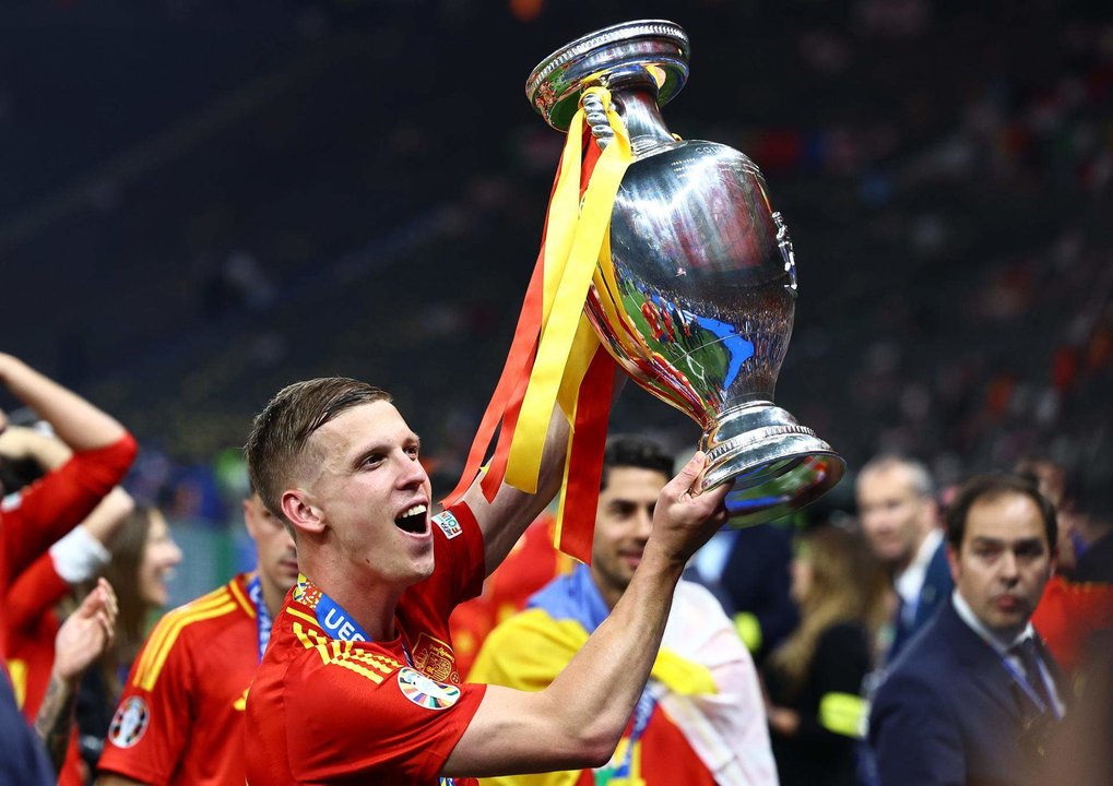 Daniel Olmo con el trofeo en Berlin, Alemania. EFE/EPA/FILIP SINGER