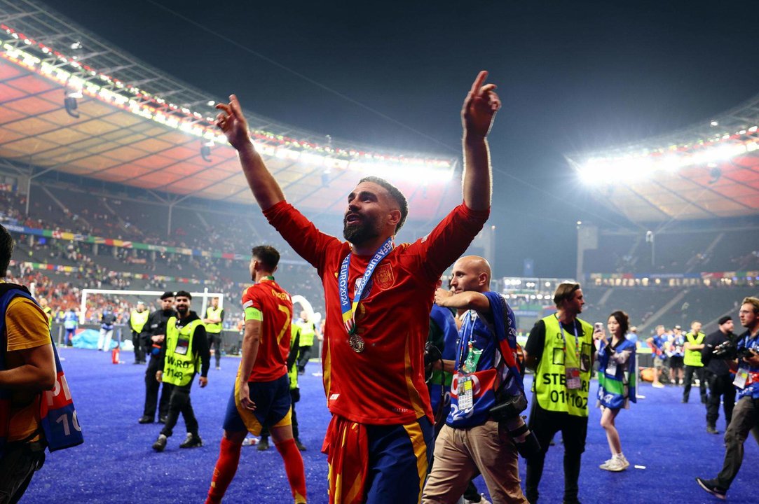 Dani Carvajal celebra el título en Berlín. EFE/EPA/FILIP SINGER