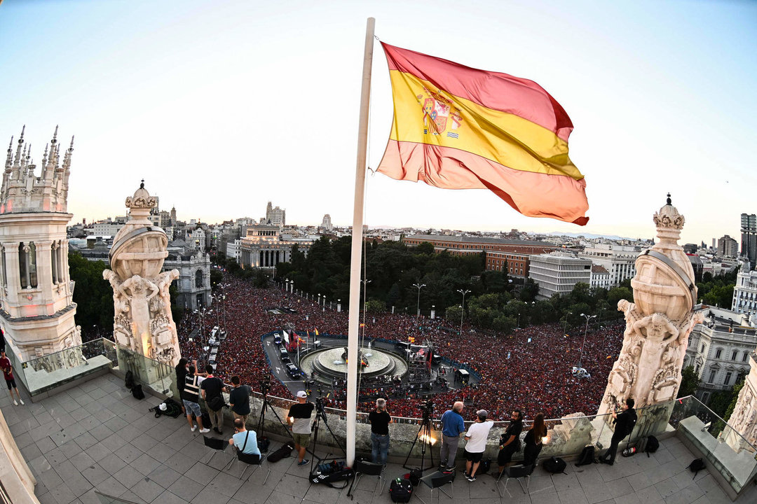 Miles de aficionados se reúnen en Cibeles para celebrar el título de campeones de la Eurocopa. EFE/ Fernando Villar